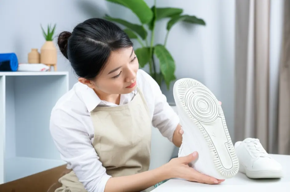 1. Sepatu Suede dan Nubuck: Tekstur Halus yang Rentan Noda Air