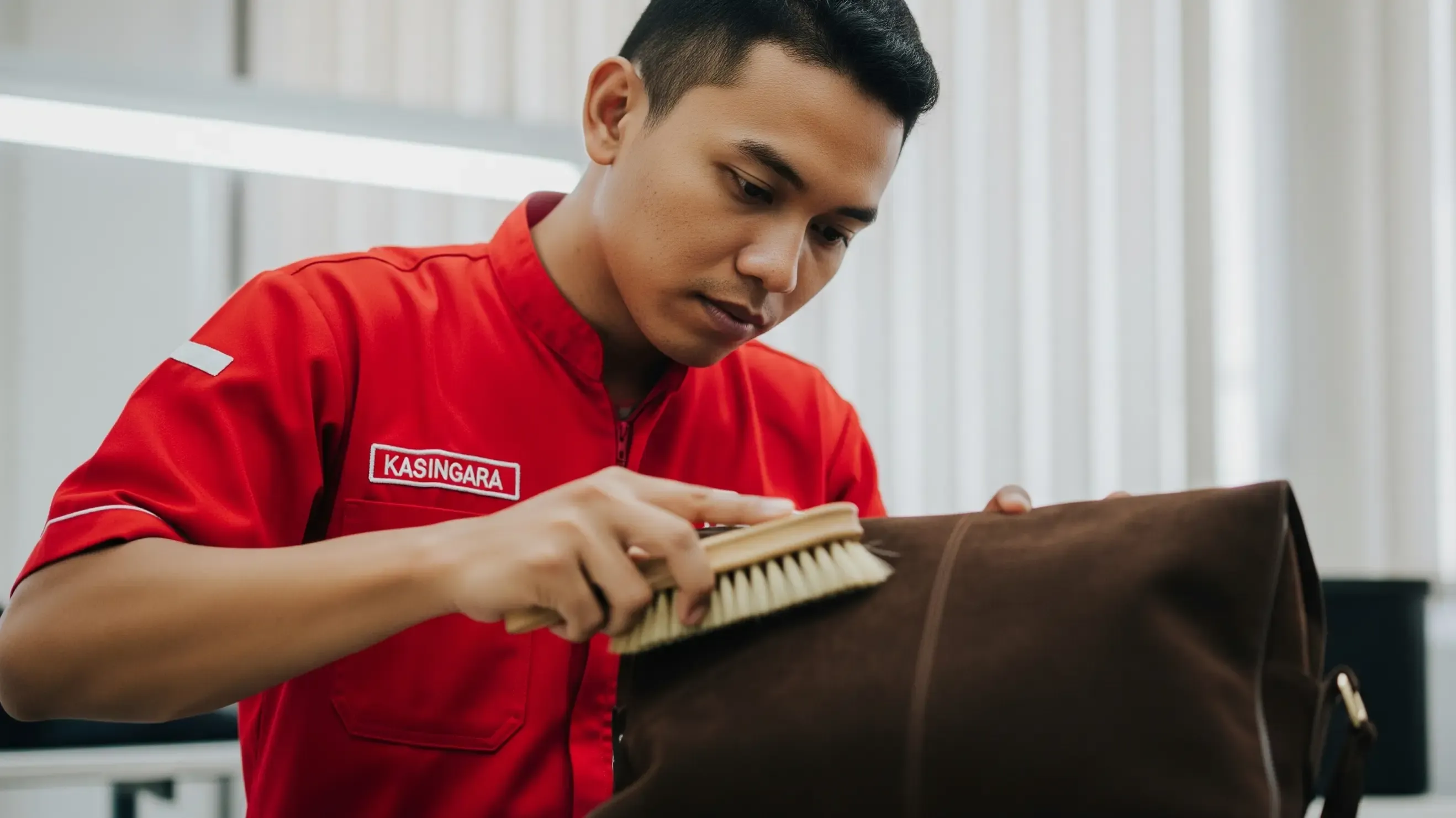 Panduan Lengkap Merawat Tas Suede: Hilangkan Noda & Cegah Jamur