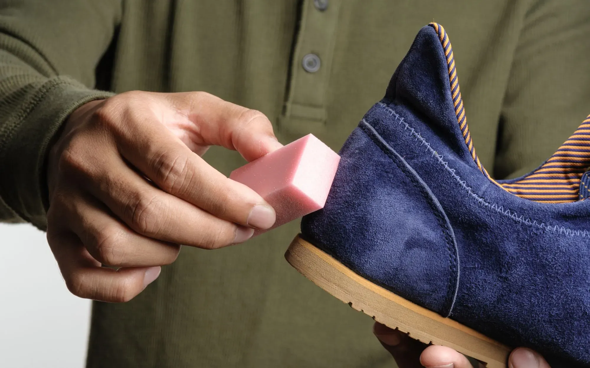 Cara Layanan Laundry Membersihkan Noda Membandel di Sepatu! Dijamin Bersih!