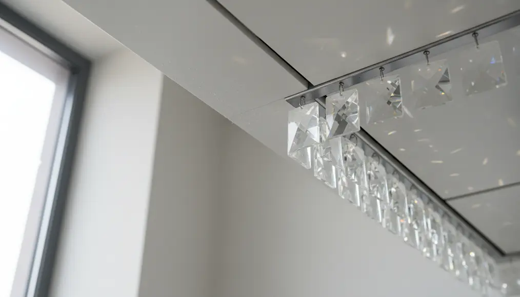 Mengapa Plafon dan Kisi-Kisi Lampu Kristal Perlu Pembersihan Rutin?
