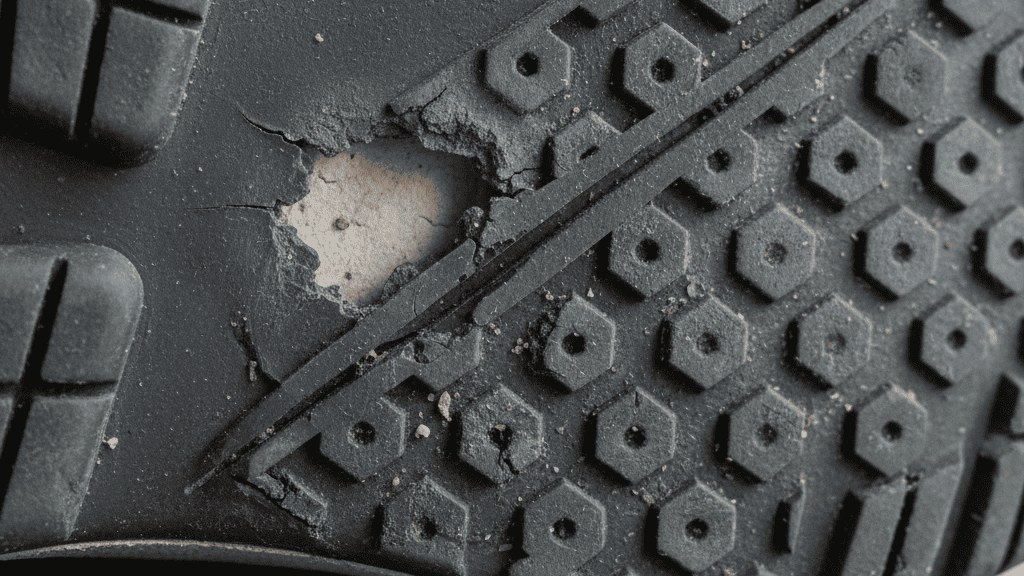 Sol Sepatu Berlubang atau Terkelupas