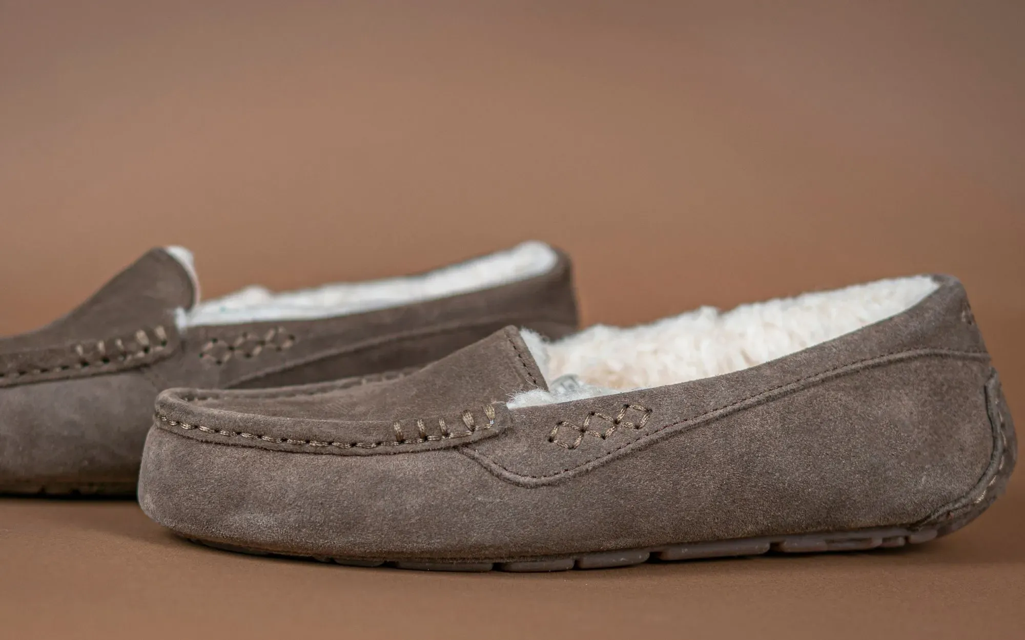 Teknik Dasar Mencuci Sepatu Beludru