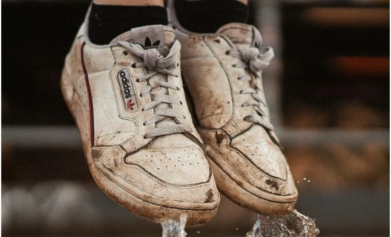 7 Cara Membersihkan Sepatu Putih yang Menguning agar Tampak Baru