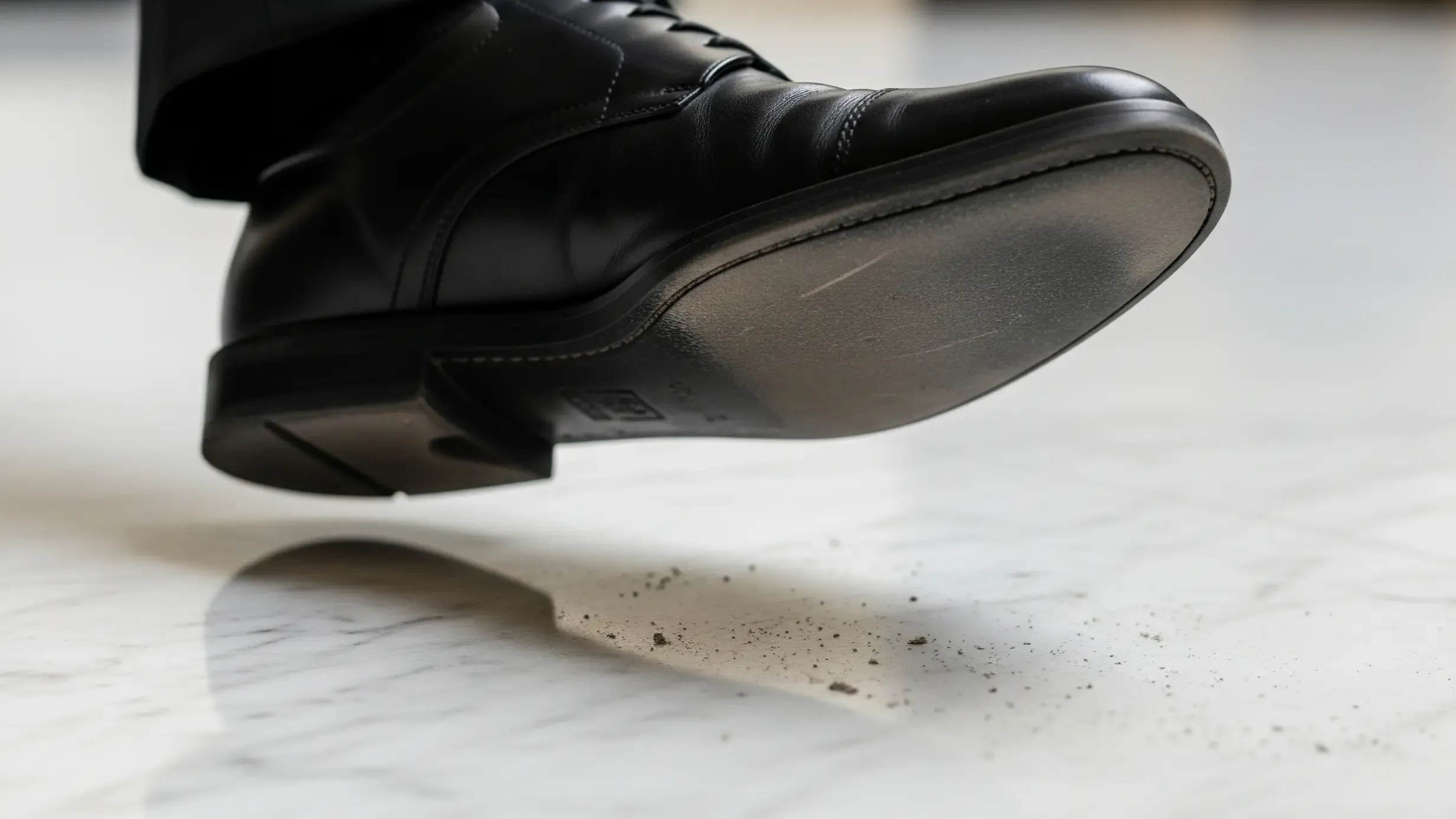 Cara Mudah Mencegah Sepatu Licin: Atasi sol Sepatu Licin