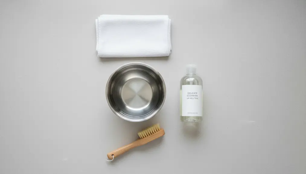 Peralatan Penting untuk Membersihkan Busa Helm dari Noda Makeup