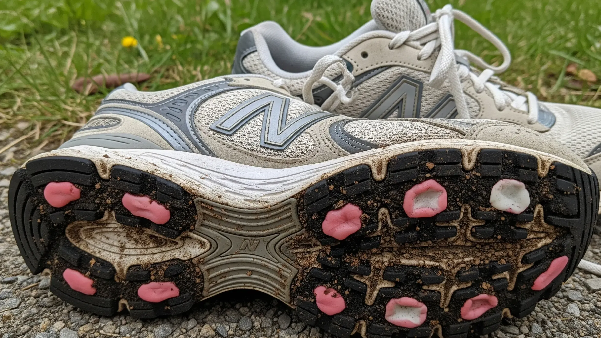Cara Mudah Membersihkan Permen Karet di Sepatu